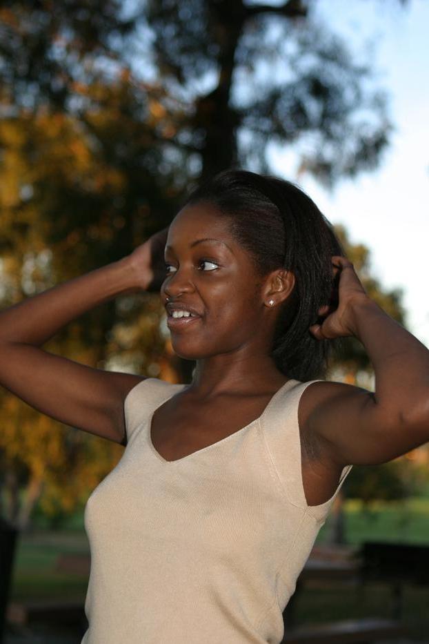 20P Gata negra sexy mostra seus lindos seios adolescentes com mamilos escuros