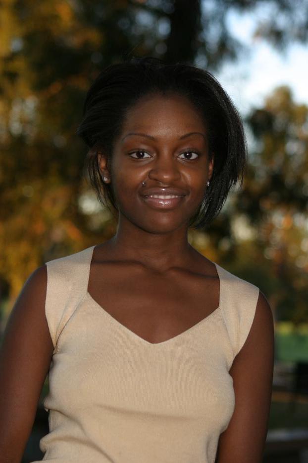 20P Gata negra sexy mostra seus lindos seios adolescentes com mamilos escuros