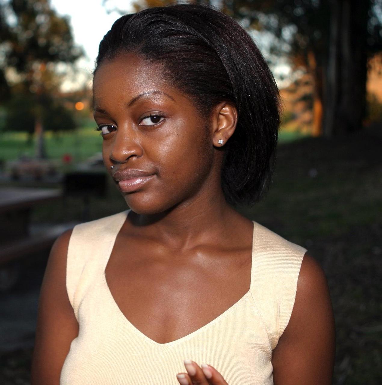 20P Gata negra sexy mostra seus lindos seios adolescentes com mamilos escuros