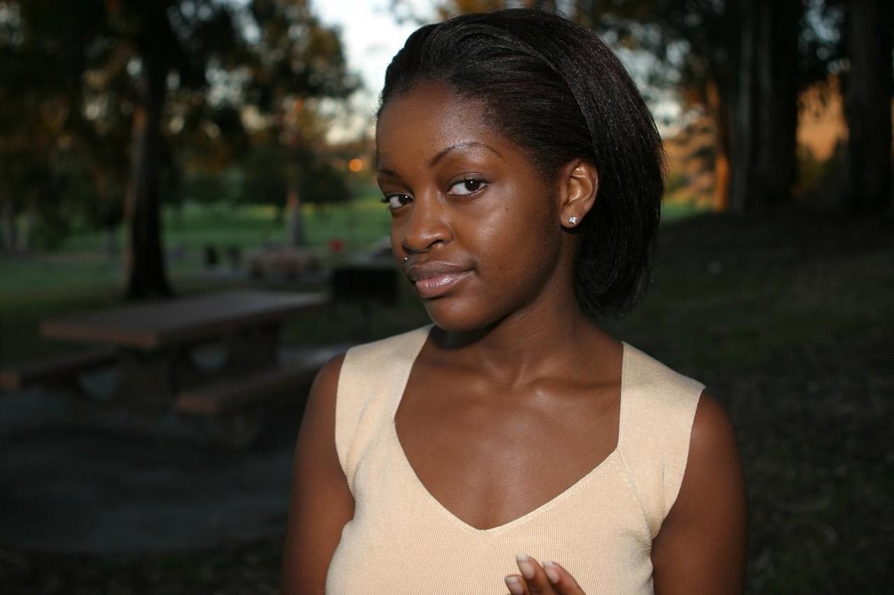 20P Gata negra sexy mostra seus lindos seios adolescentes com mamilos escuros