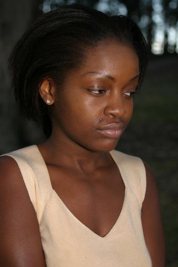 20P Gata negra sexy mostra seus lindos seios adolescentes com mamilos escuros