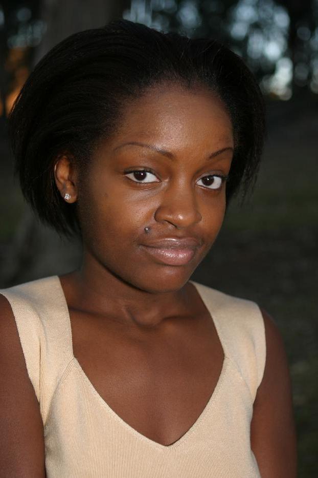 20P Gata negra sexy mostra seus lindos seios adolescentes com mamilos escuros