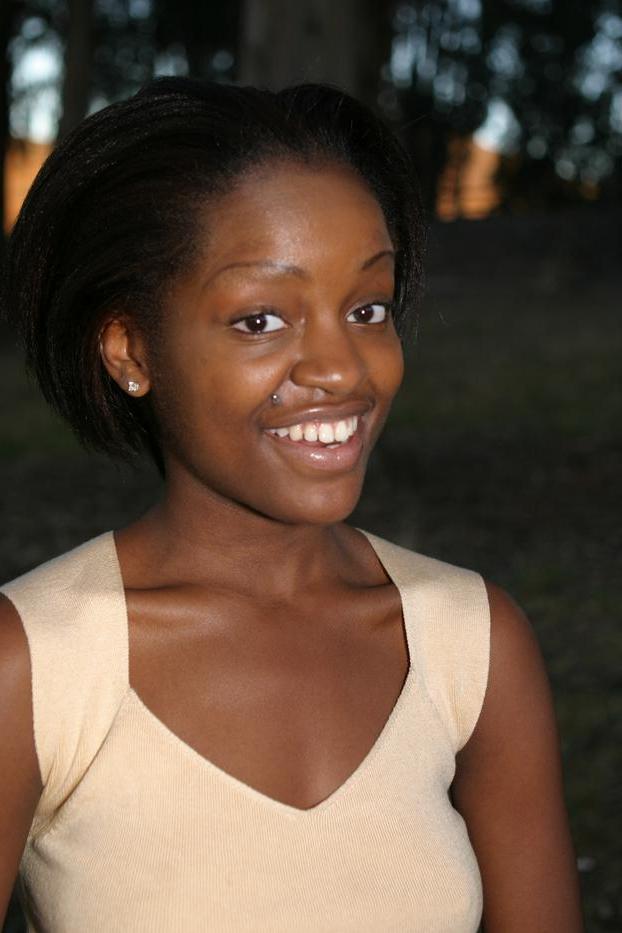20P Gata negra sexy mostra seus lindos seios adolescentes com mamilos escuros