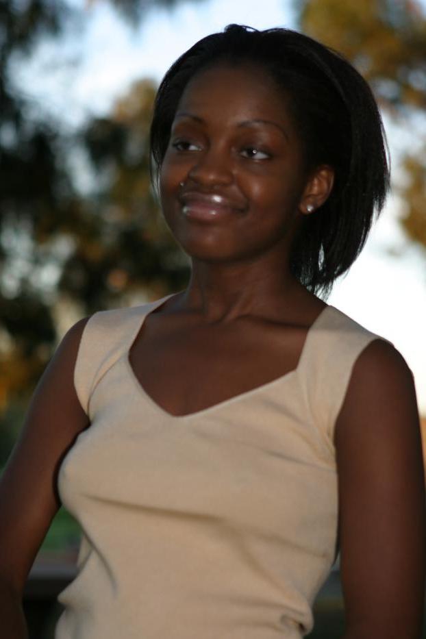 20P Gata negra sexy mostra seus lindos seios adolescentes com mamilos escuros