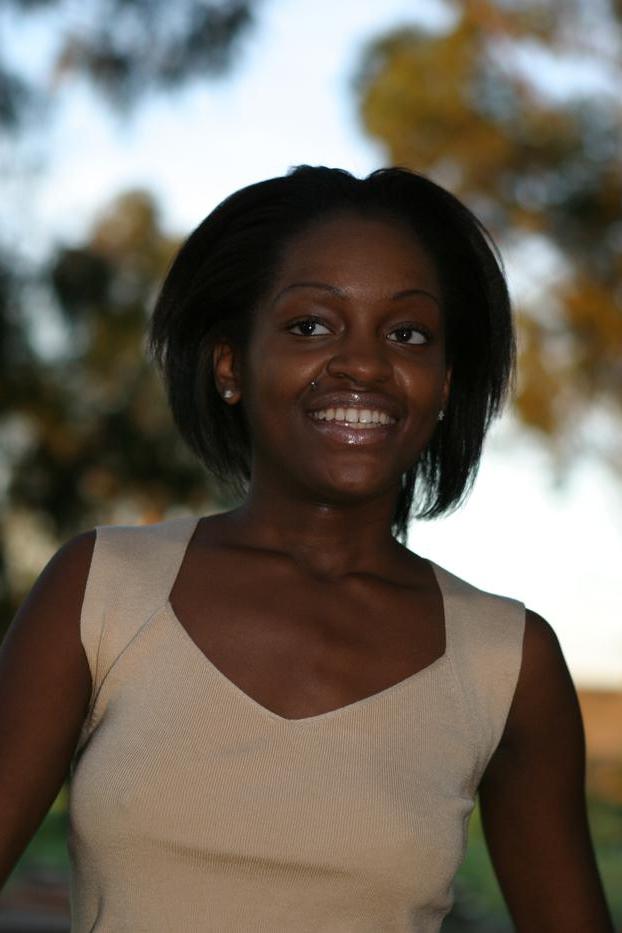 20P Gata negra sexy mostra seus lindos seios adolescentes com mamilos escuros