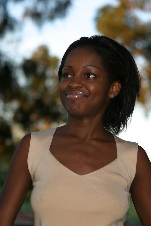 20P Gata negra sexy mostra seus lindos seios adolescentes com mamilos escuros