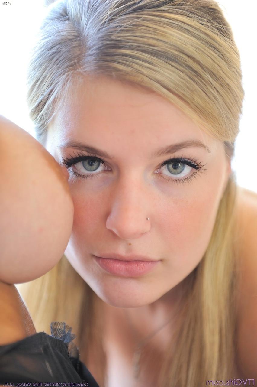 20P Nena lesbiana rolliza Shae y un juguete de chica caliente con un consolador después de unos juegos previos orales calientes