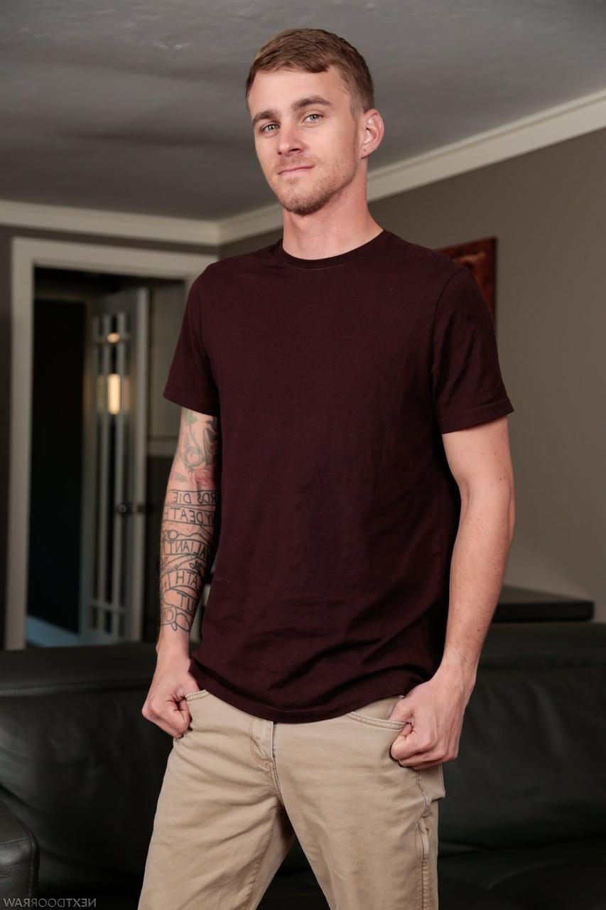 20P Dark haired fella Mathias gets fucked in the ass by tattooed jock Ryan Jordan
