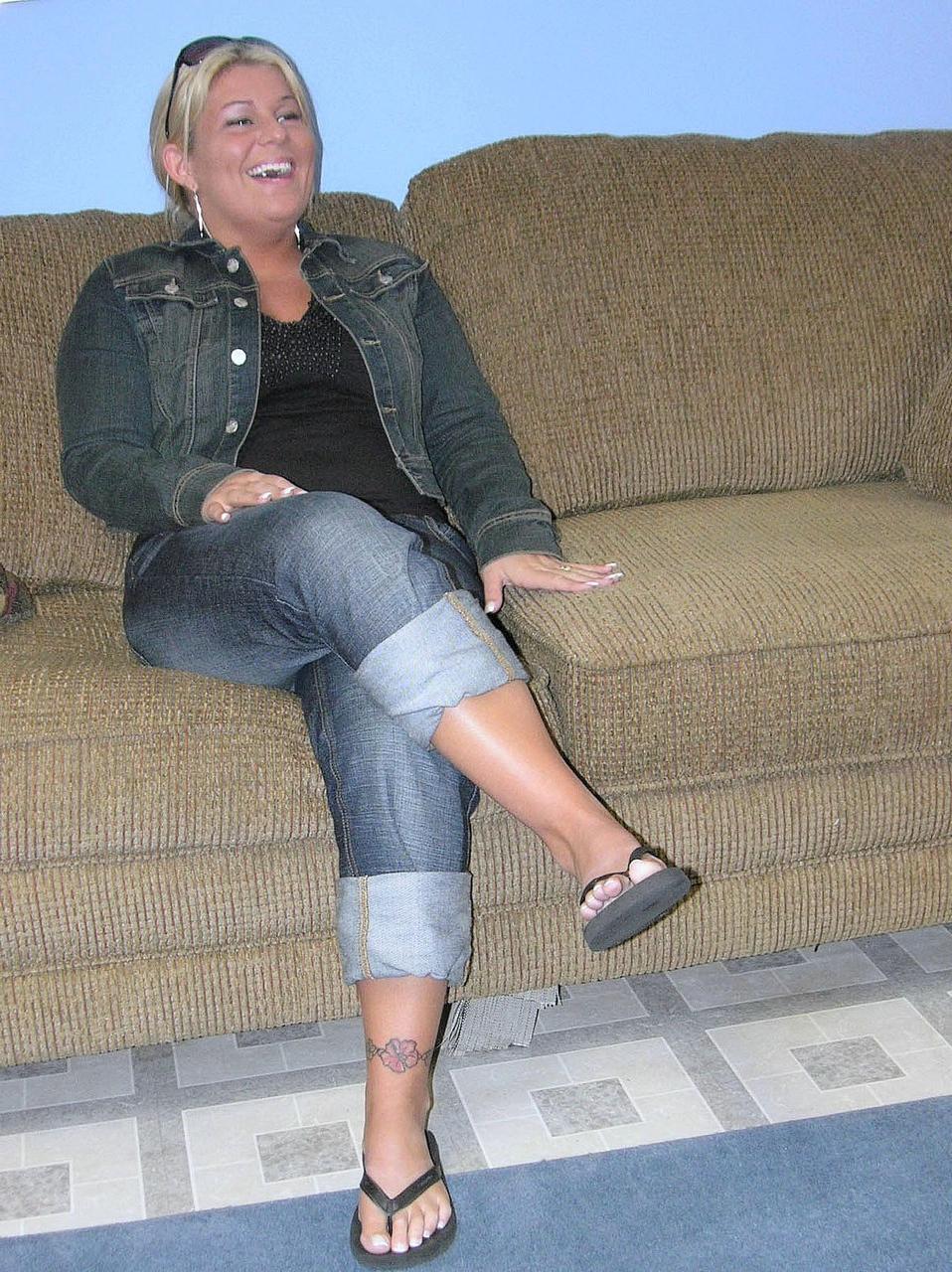 20P La gordita amateur Dymond Rose se desnuda y juega con su coño afeitado en el sofá