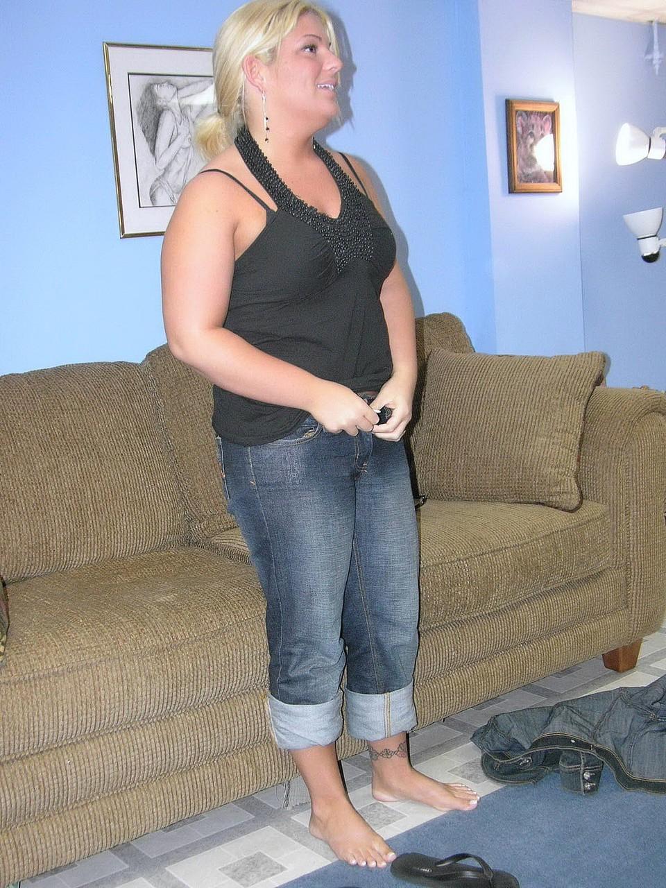 20P La gordita amateur Dymond Rose se desnuda y juega con su coño afeitado en el sofá