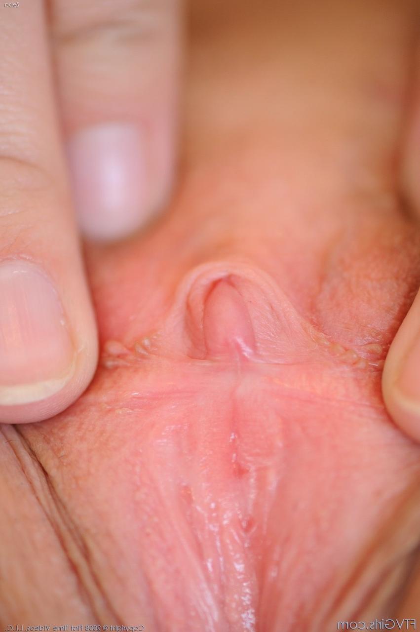 20P Das erotische Amateur-Babe Zeba entblößt ihre großen schlaffen Titten, während sie nackt posiert