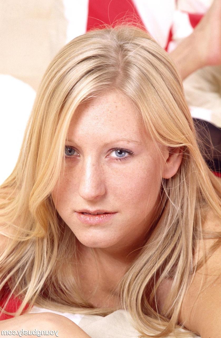 20P Die blonde Süße mit den schönen großen Titten Gemma spielt nach dem Strippen mit ihrer Muschi