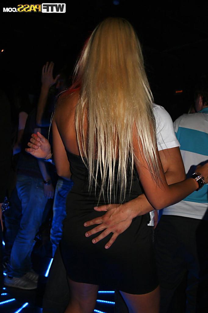 16P Rubia adolescente bastante amateur divirtiéndose con sus amigos en la fiesta