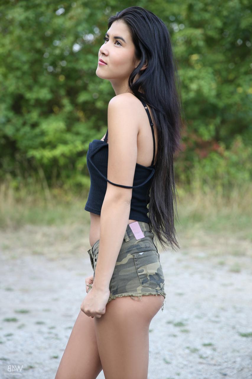 20P A adolescente tcheca magrinha Lady Dee mijando e posando nua em uma bela natureza