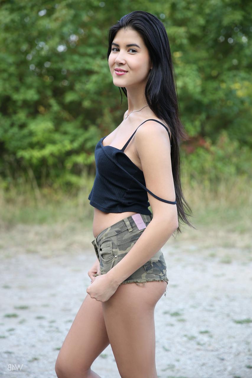 20P A adolescente tcheca magrinha Lady Dee mijando e posando nua em uma bela natureza
