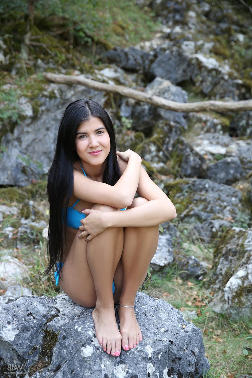 20P A adolescente tcheca magrinha Lady Dee mijando e posando nua em uma bela natureza