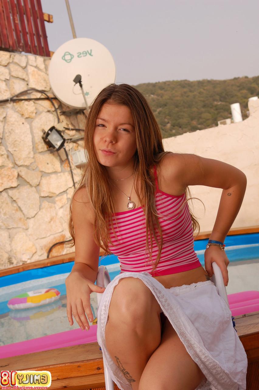 15P Menina de 18 anos fica nua na escada de uma piscina