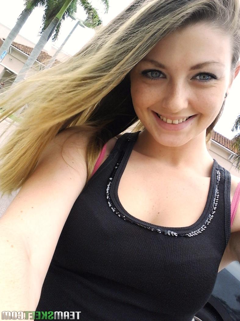 16P A atrevida adolescente Staci Silverstone descobre seios naturais ao ar livre e brinca calorosamente