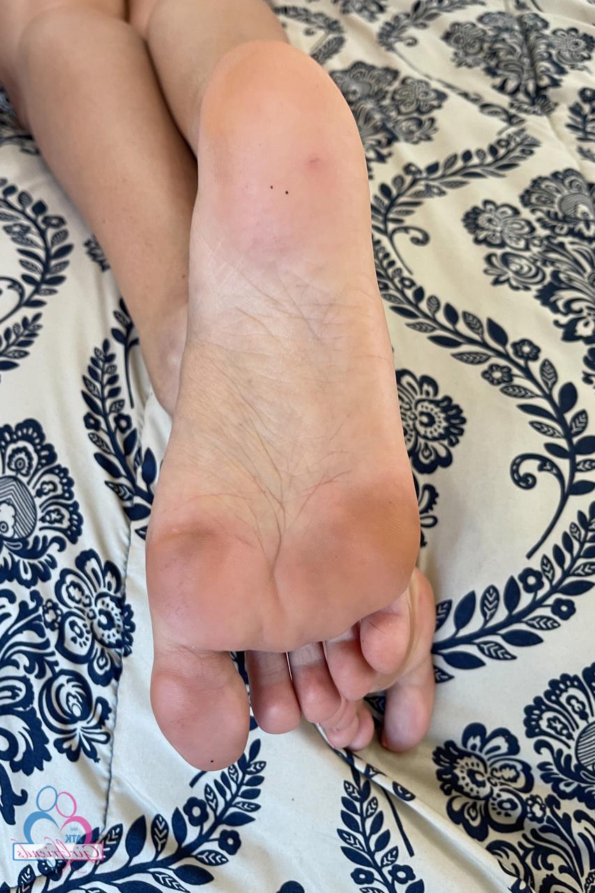 20P A namorada latina Anissa Kate revela seus peitos grandes, pés e buracos em um solo