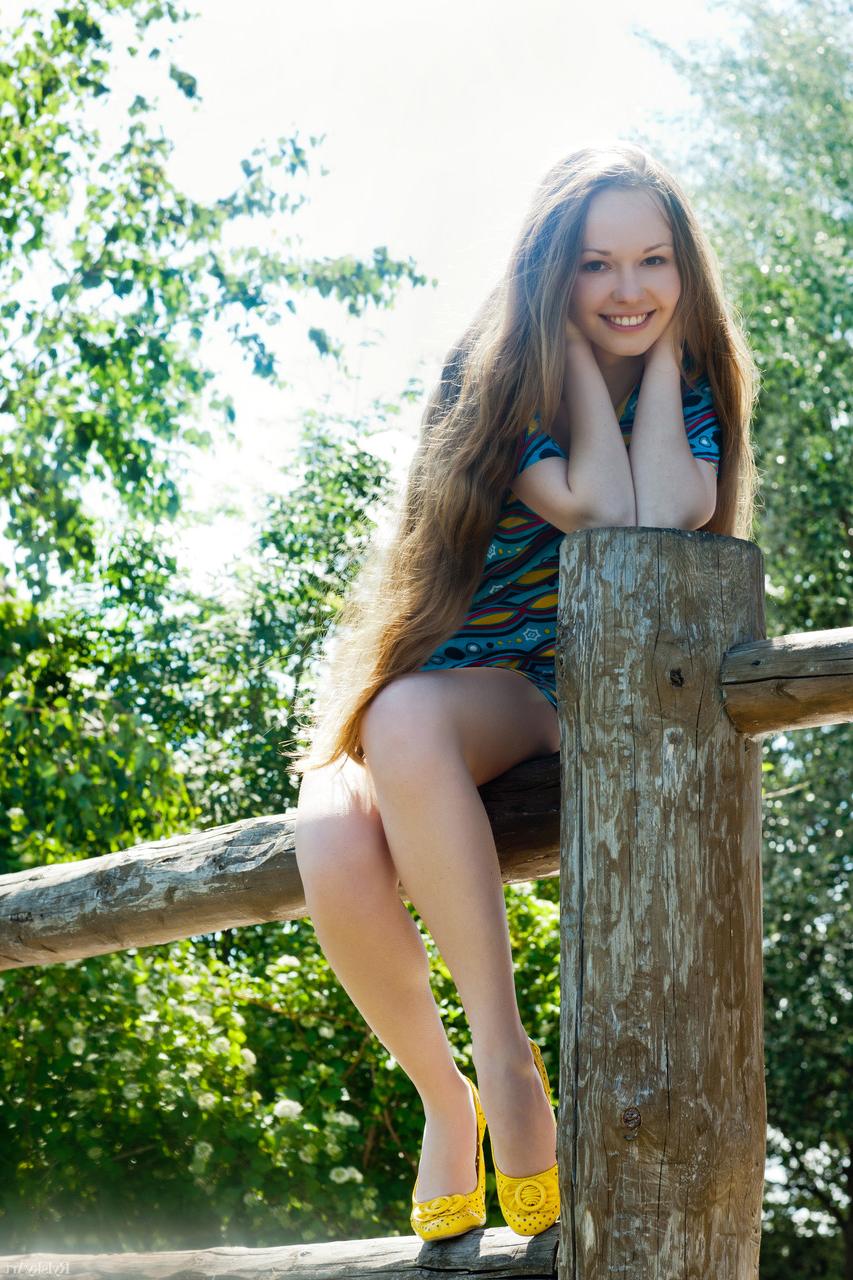 20P La dulce joven virginia sun revela su delicioso coño y posa al aire libre