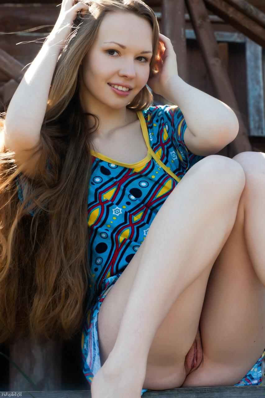 20P La dulce joven virginia sun revela su delicioso coño y posa al aire libre