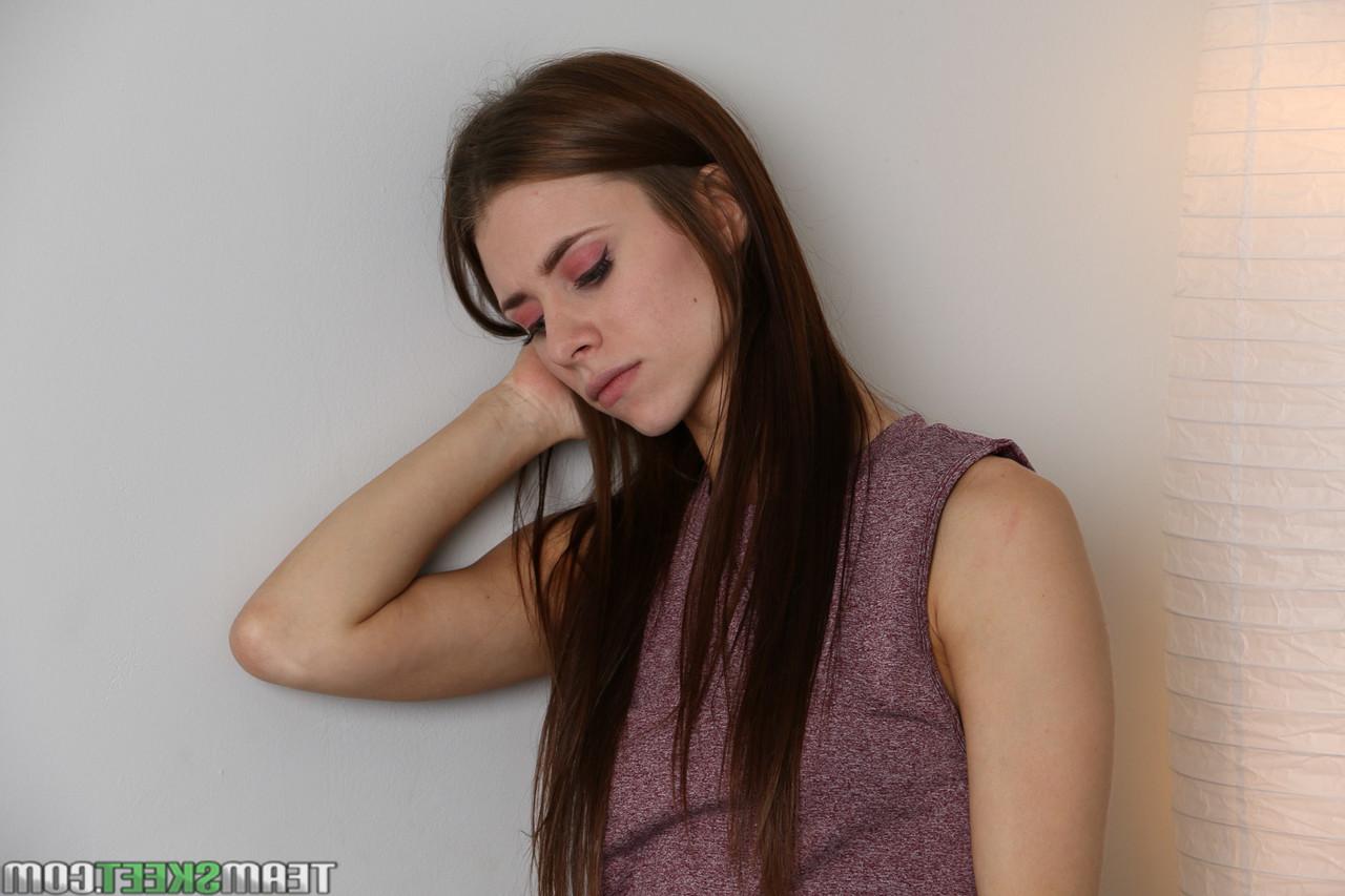 20P La désirable brune Anya Olsen paie son loyer avec une baise torride et obtient un creampie