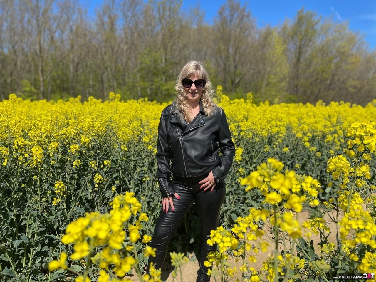 16P La blonde d'âge moyen Sweet Susi montre ses seins naturels à la campagne.