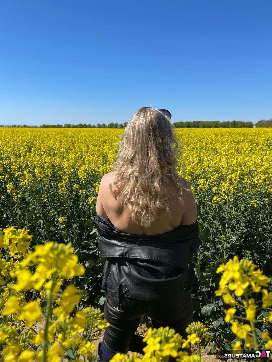 16P La blonde d'âge moyen Sweet Susi montre ses seins naturels à la campagne.