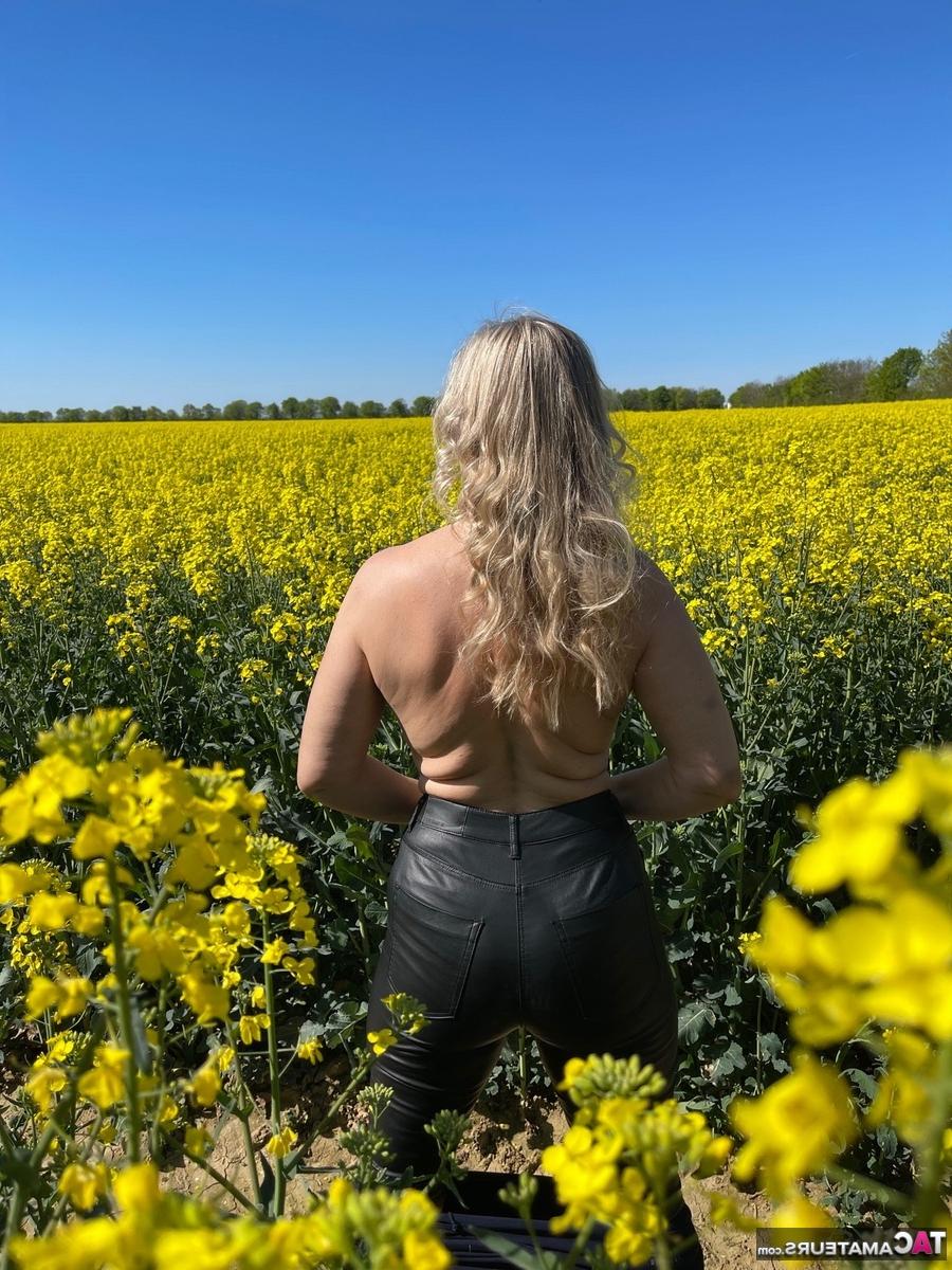 16P La blonde d'âge moyen Sweet Susi montre ses seins naturels à la campagne.