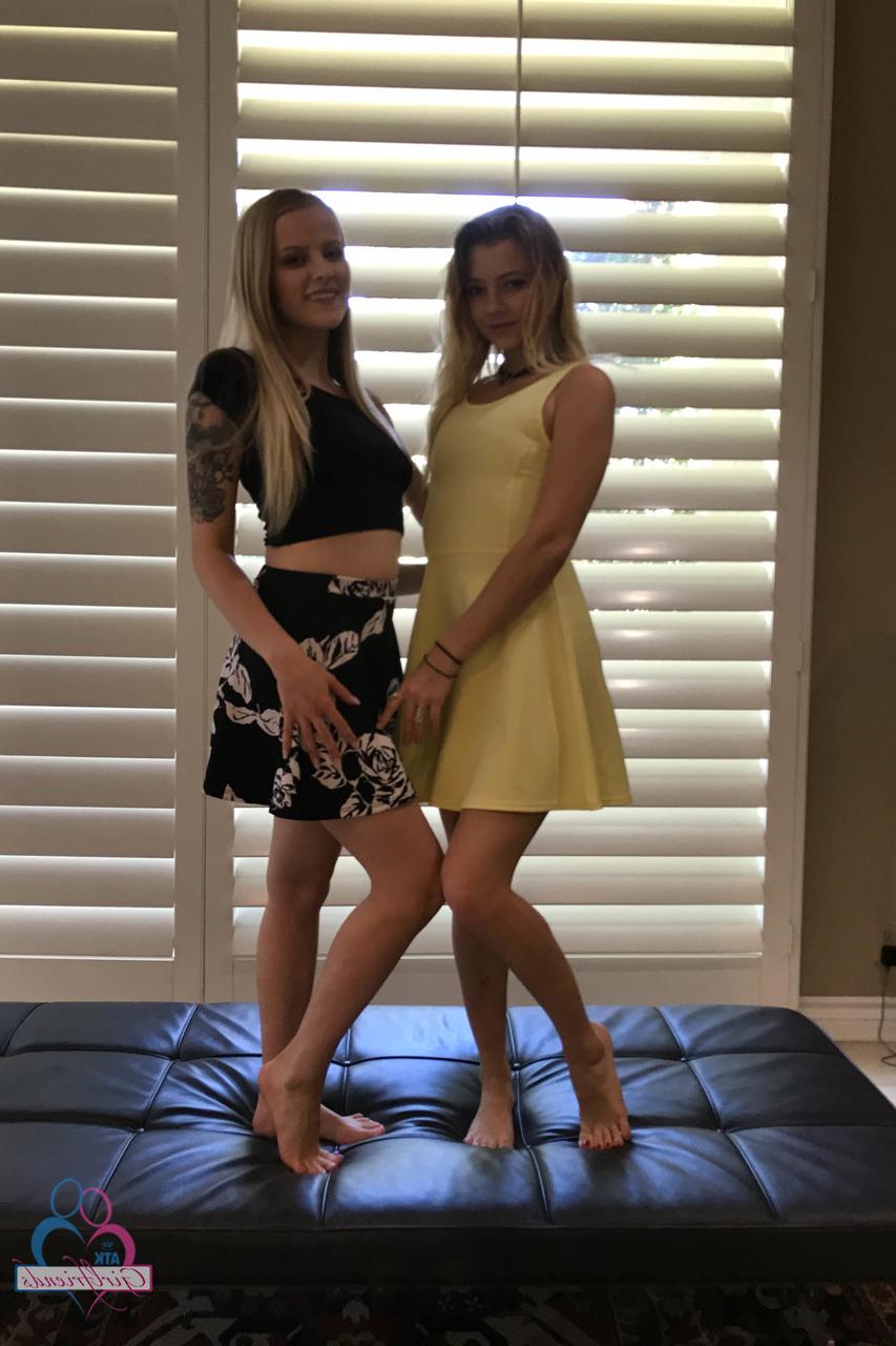 20P Adolescentes amadores Paris White e Riley Star exibem seus pés, buracos e bundas grandes