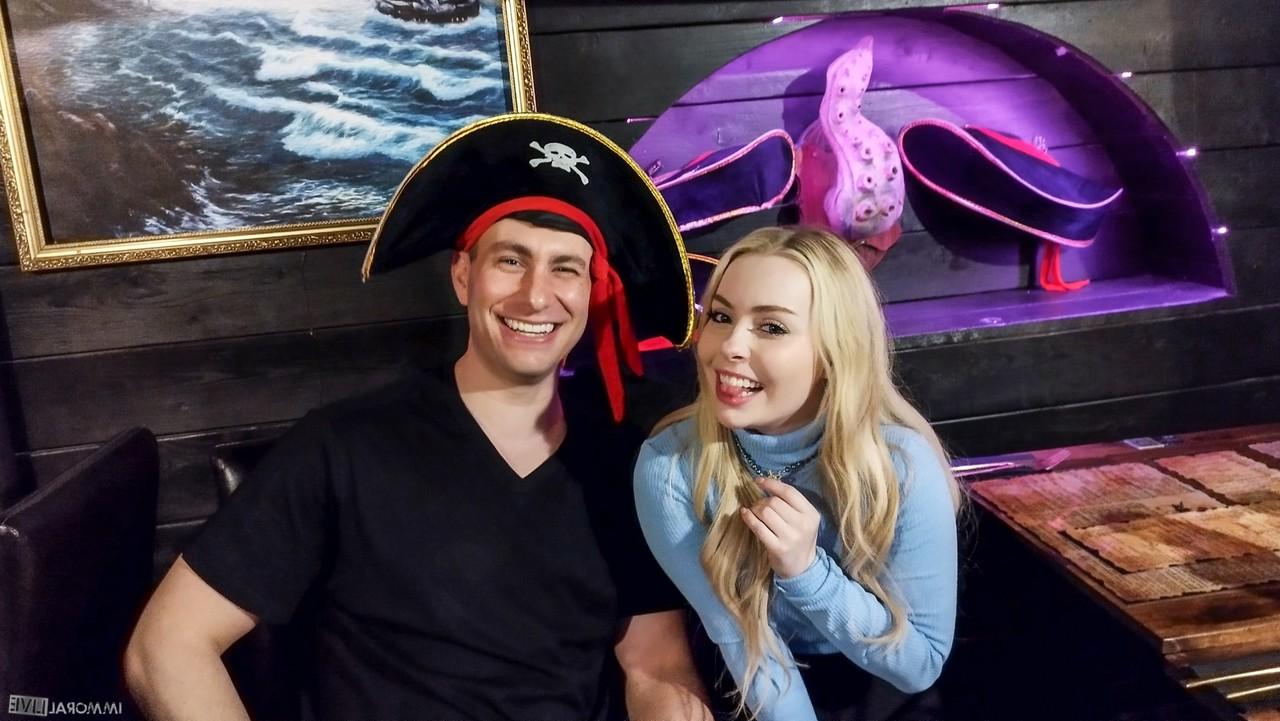 15P Die süße Blondine Haley Spades wird von weißen Kerlen auf einem Bett durchgevögelt