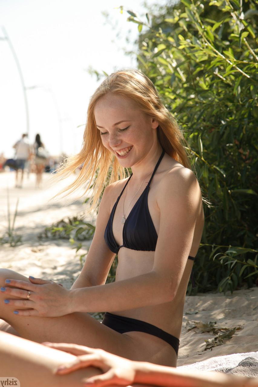 13P Rune et Berni, deux amatrices blondes, posent dans leur bikini sexy sur la plage.