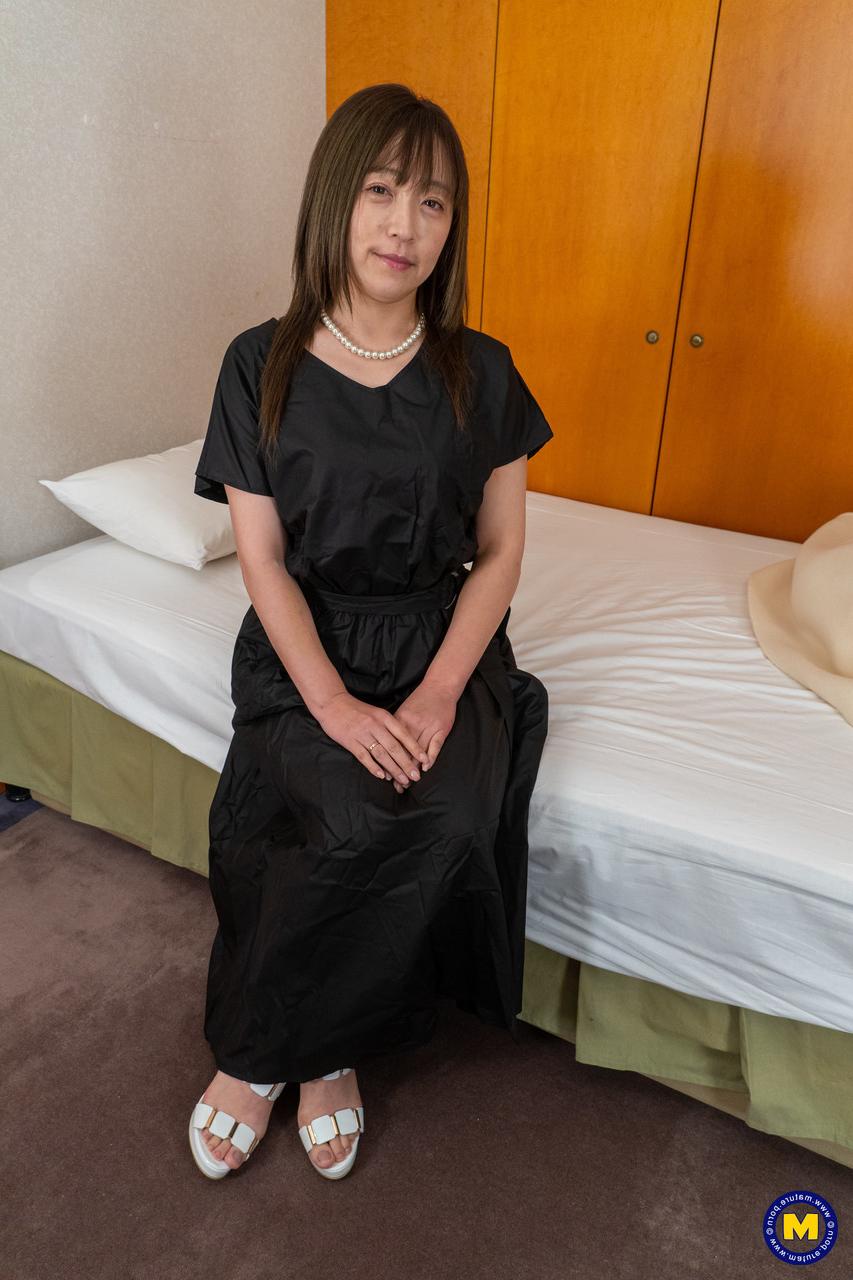 20P Senhora japonesa madura fica nua e mostra sua bunda grande em seu quarto de hotel
