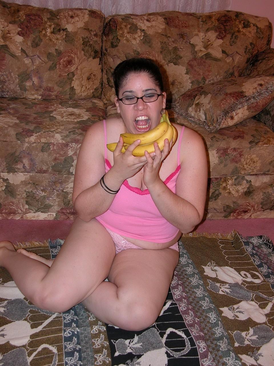 20P La traviesa gorda LuLu García se desnuda y se masturba con plátanos maduros