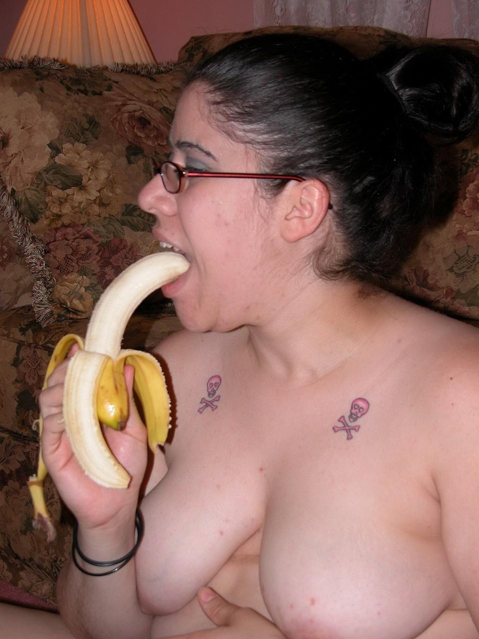 20P La traviesa gorda LuLu García se desnuda y se masturba con plátanos maduros