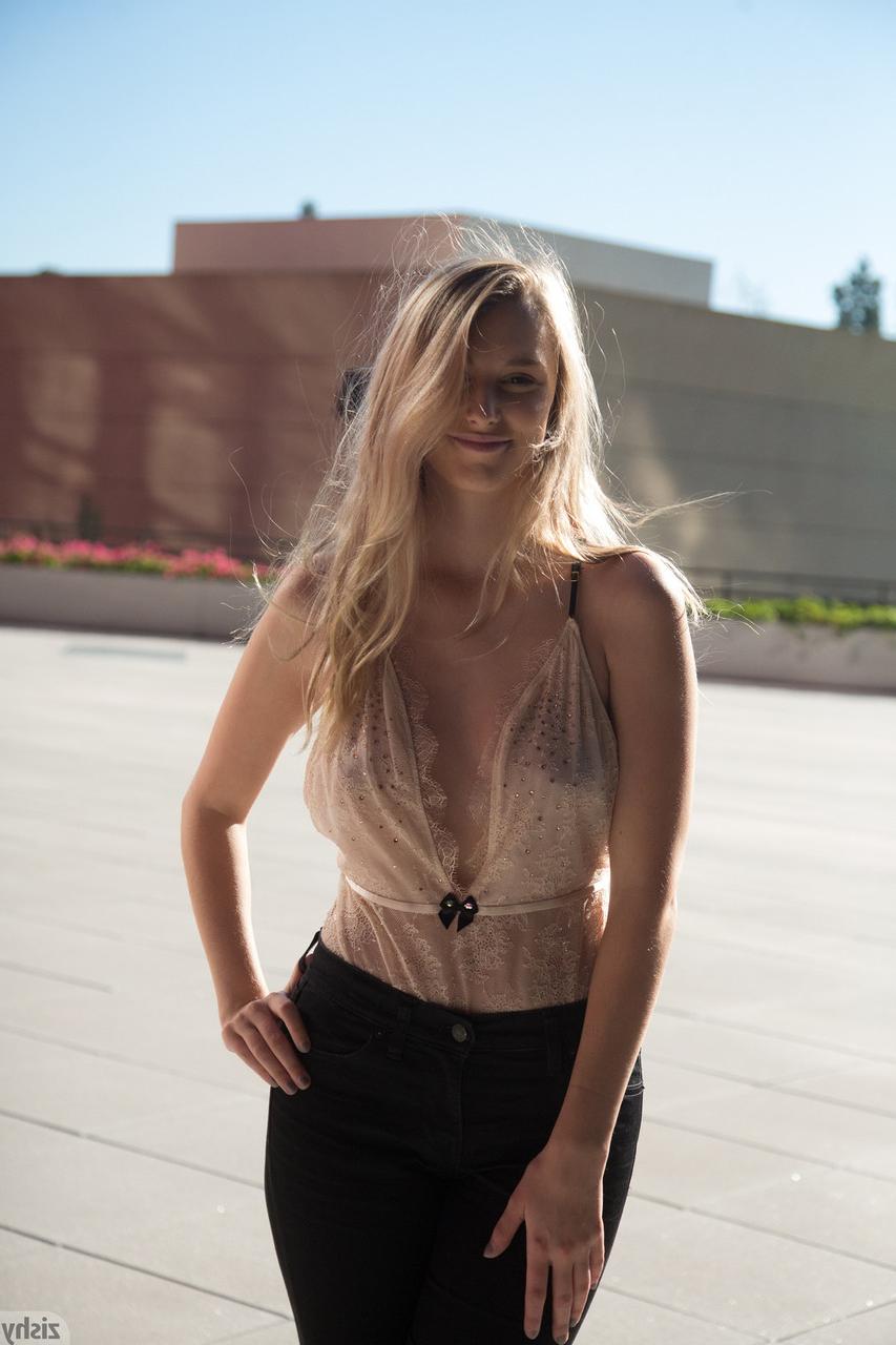 12P La petite amie coquine Payton Demilo s'expose dans un jean déchiré.