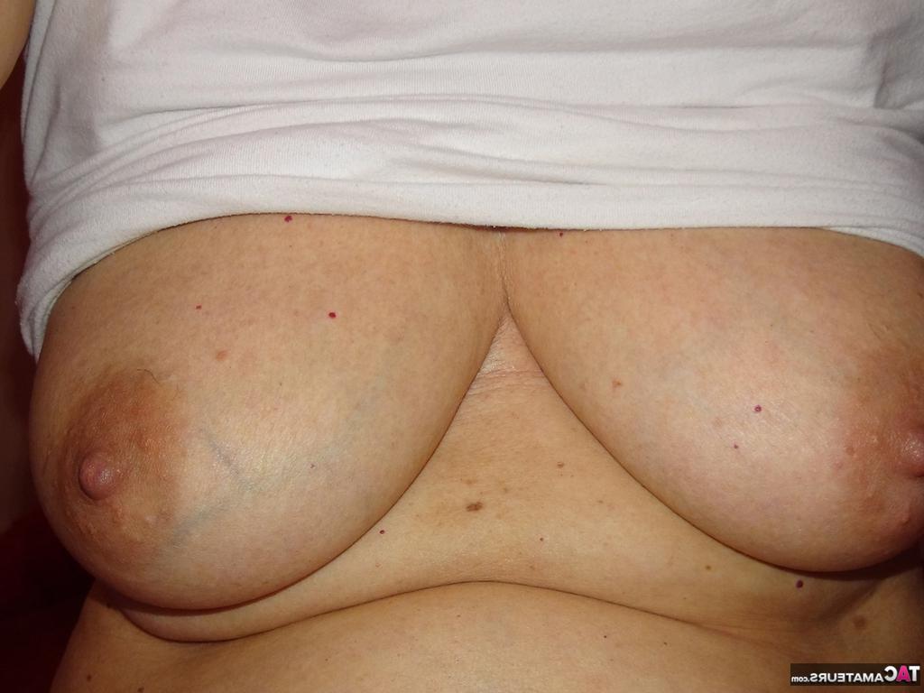 11P Die alte Frau Abby Roberts spreizt ihre Muschi mit dem Finger, während sie nackt modelt