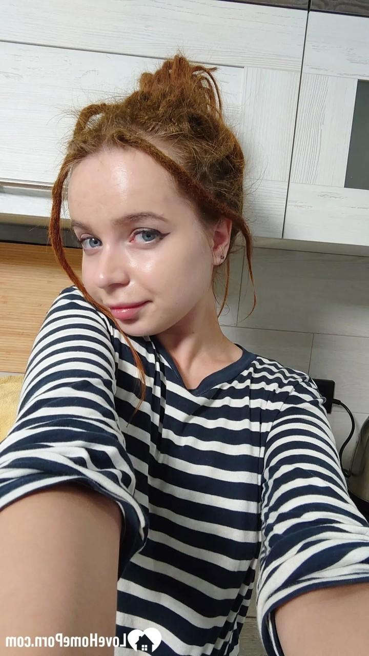15P Amadora ruiva brincalhona expõe seus peitos minúsculos em sua compilação de selfies