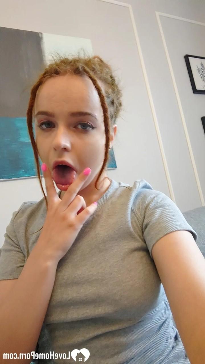 15P Amadora ruiva brincalhona expõe seus peitos minúsculos em sua compilação de selfies