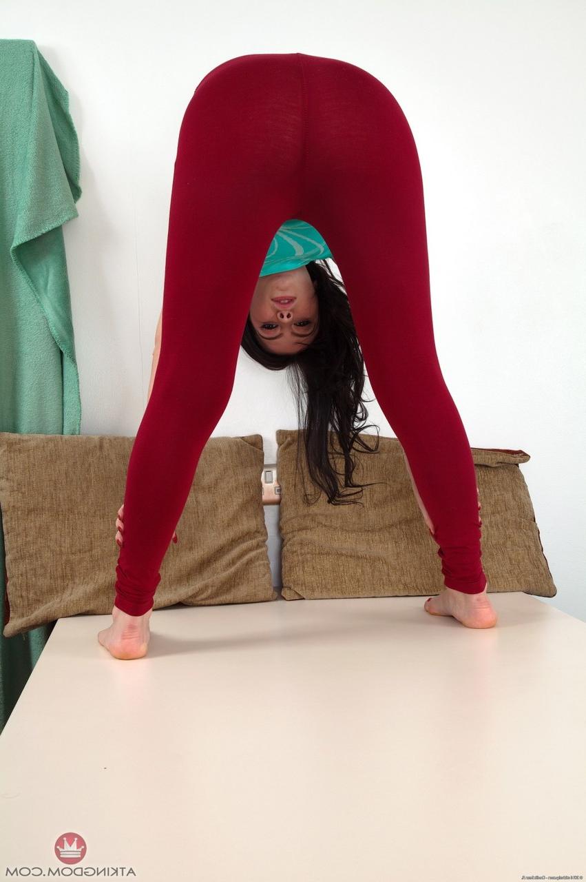 20P A morena amadora gostosa Lou Lou perde suas leggings e calcinhas para mostrar seu arbusto