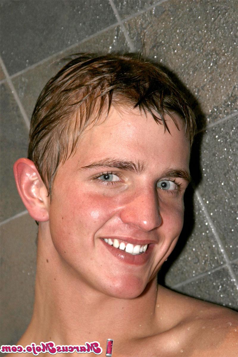 20P Gay tesão Marcus Mojo mostra seu corpo quente e pau gostoso em um solo