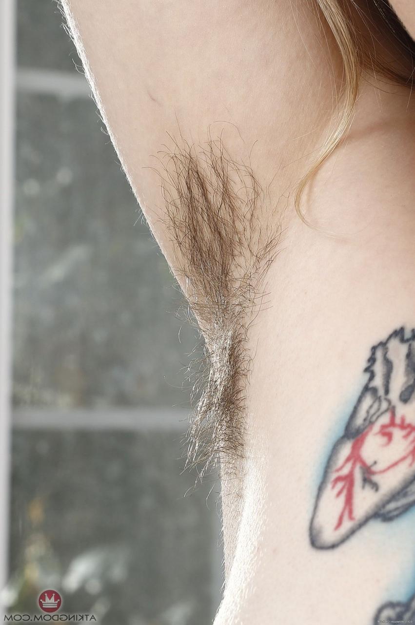 18P Die tätowierte junge Schlampe Felicia Fisher reibt ihre haarige Fotze mit einem roten Vibrator
