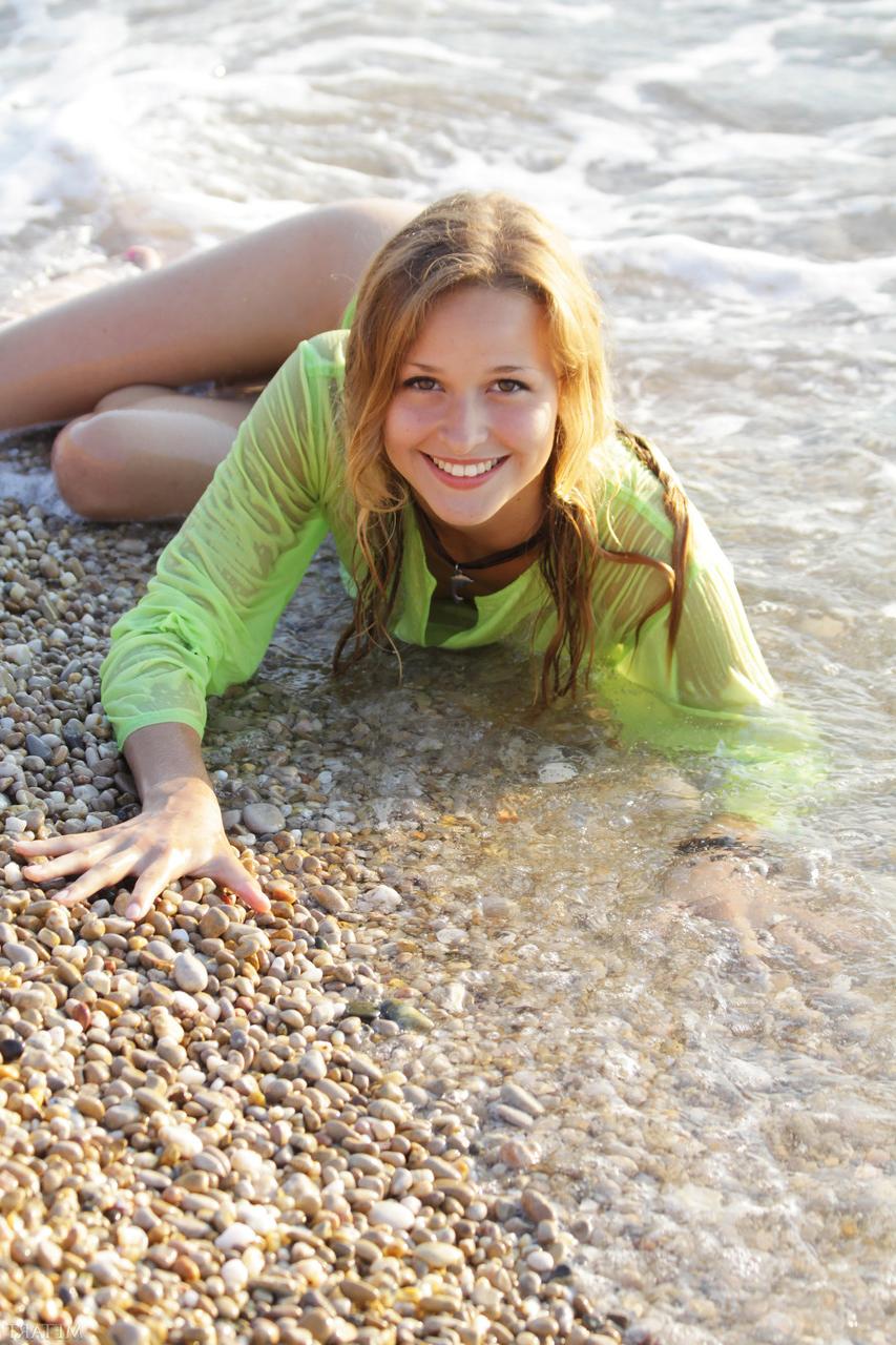 20P Glamorous babe Toxic A strips on the beach & unveils her body with tan lines