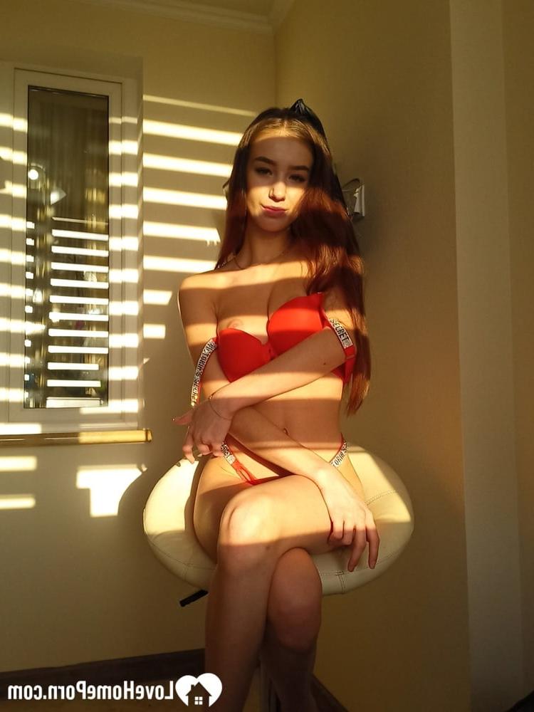 9P Adolescente amateur sexy se quita la lencería roja y muestra sus grandes tetas