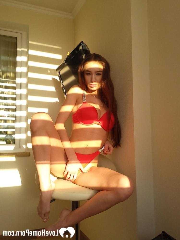 9P Adolescente amateur sexy se quita la lencería roja y muestra sus grandes tetas