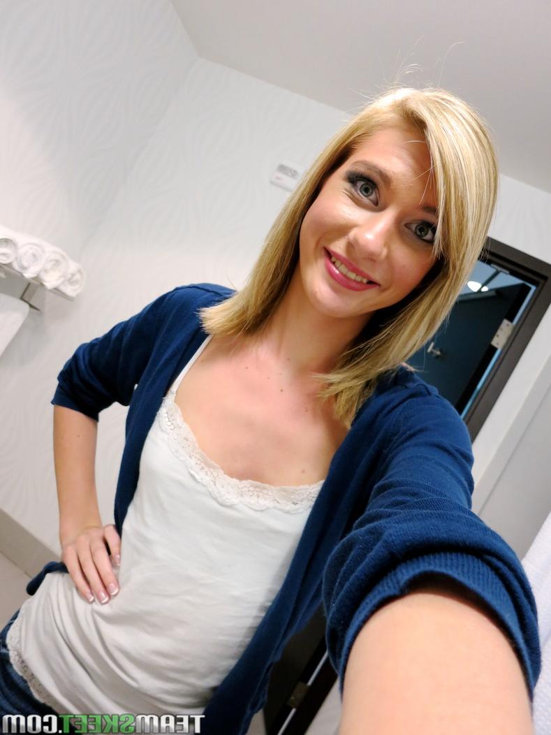 17P Chloe Brooke, jolie aux grands yeux, se met à genoux pour une pipe en POV et une éjac faciale.