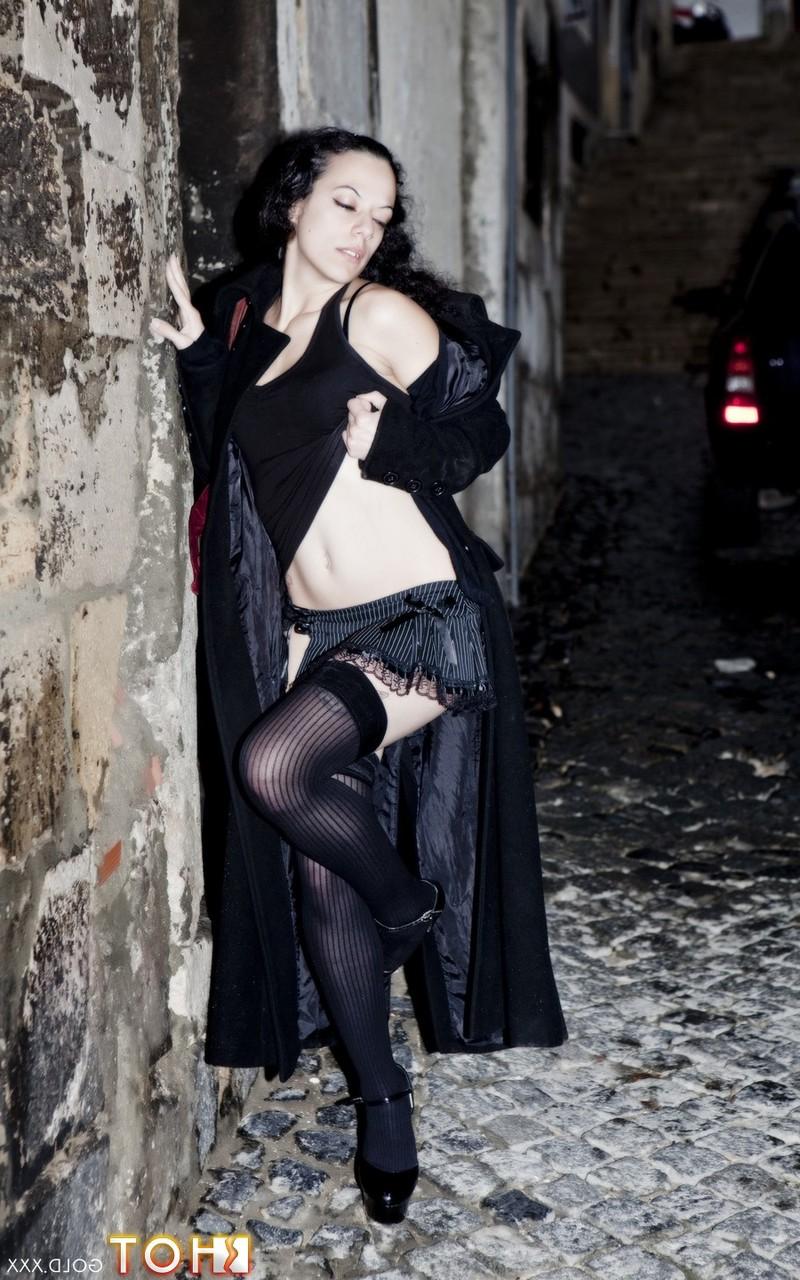 14P Die portugiesische Amateurin Eva modelt alleine, wenn sie nicht gerade Schwänze lutscht