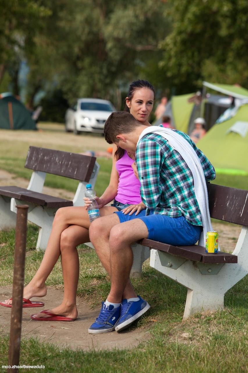 20P Das Pferdeschwanzbaby Eveline genießt Outdoor-Hardcore-Sex mit ihrem Freund