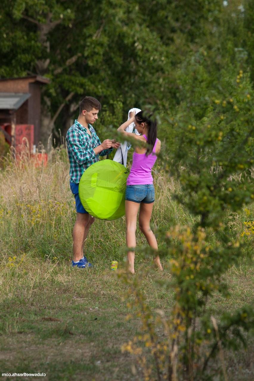 20P Das Pferdeschwanzbaby Eveline genießt Outdoor-Hardcore-Sex mit ihrem Freund