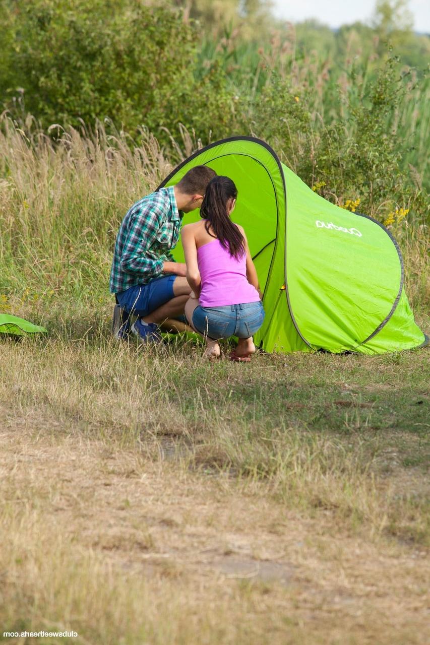 20P Das Pferdeschwanzbaby Eveline genießt Outdoor-Hardcore-Sex mit ihrem Freund
